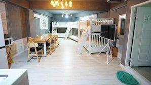 A compact living space with a dining area, bunk beds, and a kitchenette. - Residence Unicorn in Dongdaemun (Seoul)
