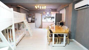 スタジオスイート ベッド (複数台) 禁煙 キッチン | 低刺激性寝具、デスク、ノートパソコン用作業スペース、遮光カーテン