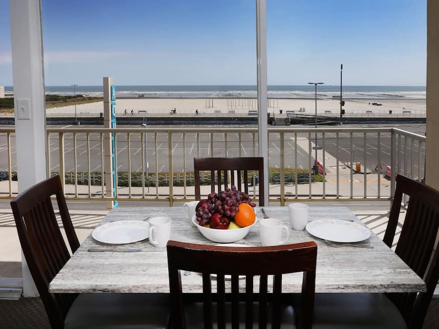 Deluxe Suite, Kitchenette (Oceanfront) | In-room dining