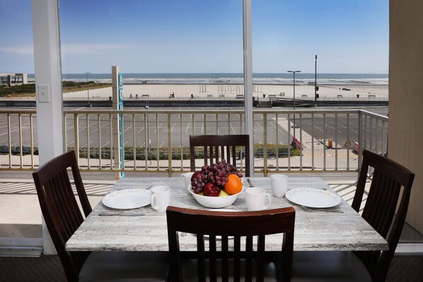 Suite Deluxe, cocineta (Oceanfront) | Servicio a la habitación