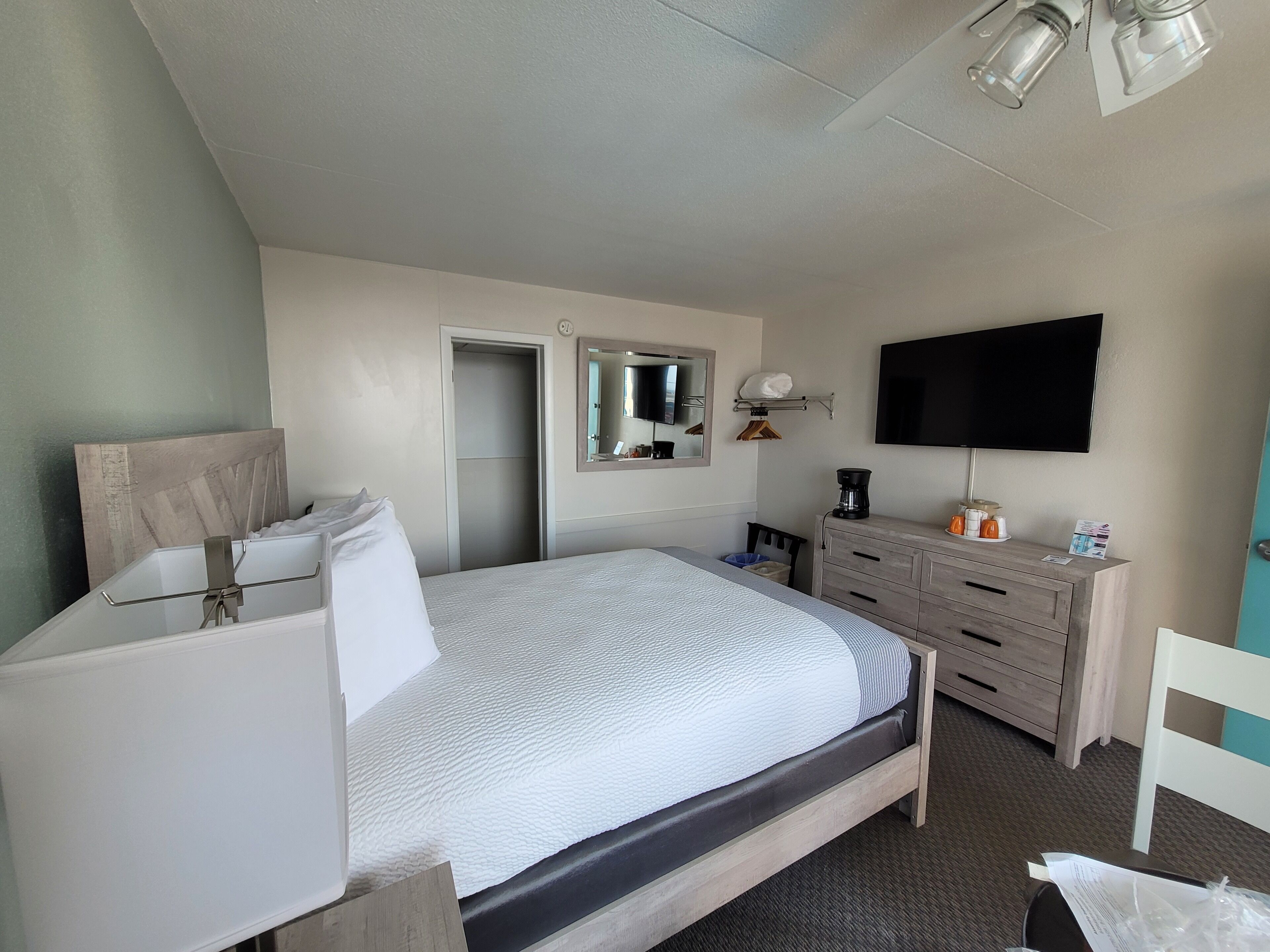 Standard Room, 1 Queen Bed (Oceanfront) | In-room safe, free WiFi, bed sheets