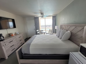 Standard Room, 1 Queen Bed (Oceanfront) | Living area