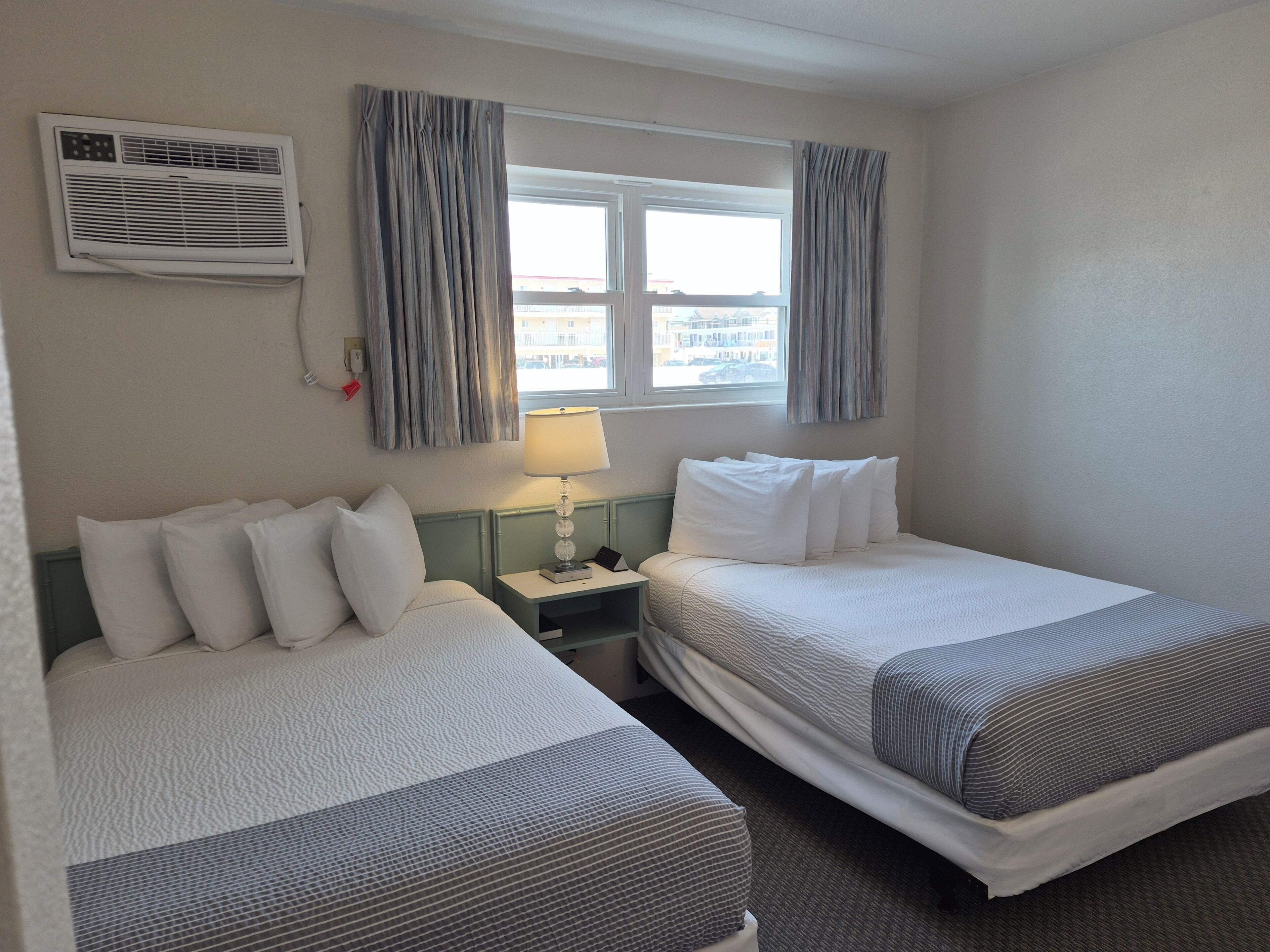 Deluxe Suite, Kitchenette (Oceanfront) | In-room safe, WiFi (free), bed sheets