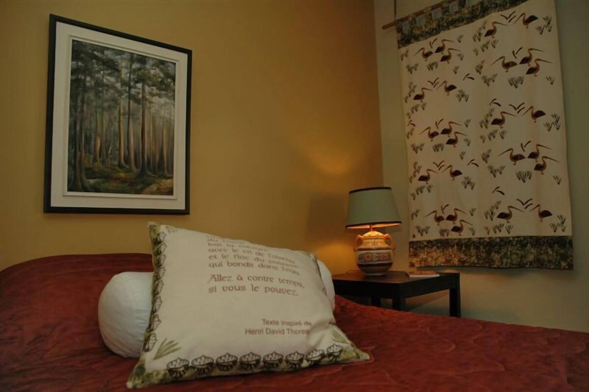 individually decorated, individually furnished, desk, cots/infant beds