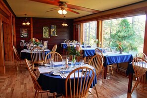 Daily buffet breakfast (CAD 9.50 per person)