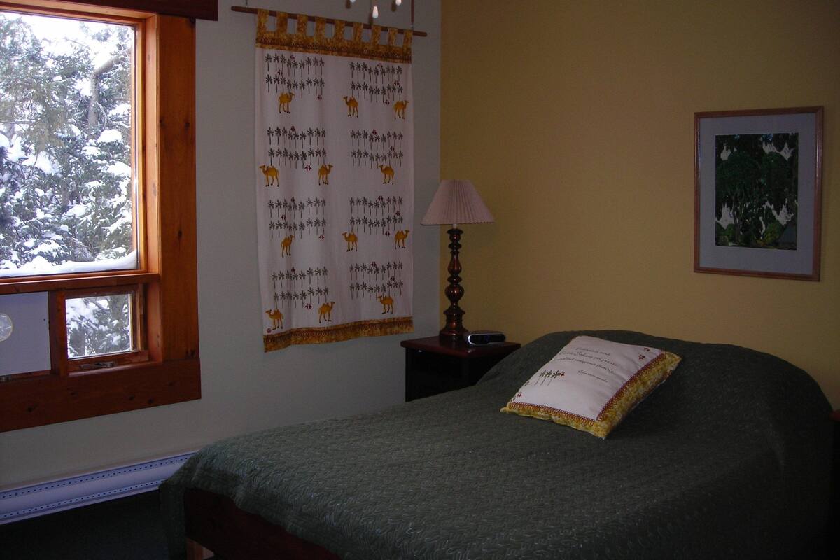 individually decorated, individually furnished, desk, cots/infant beds