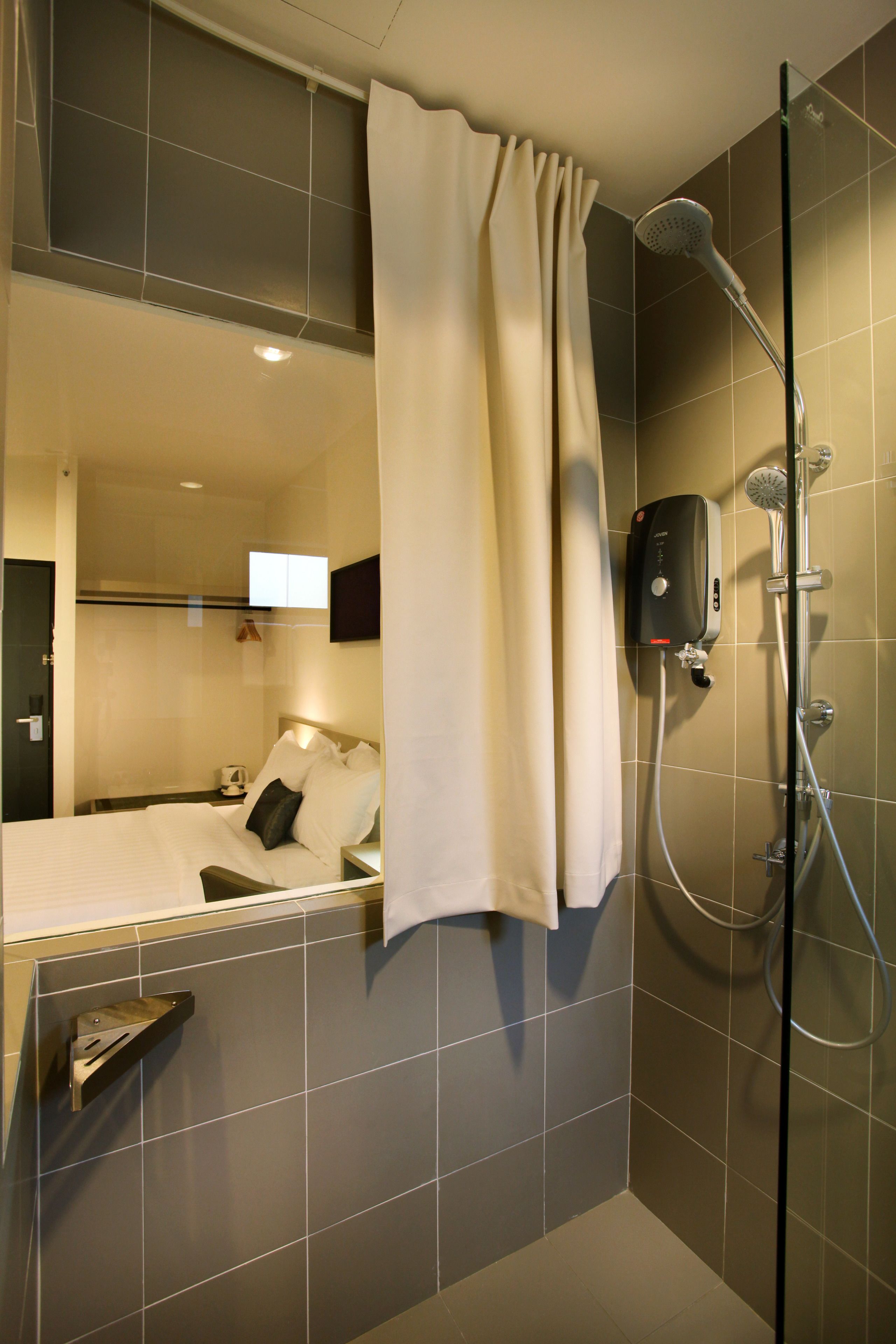 Shower, rainfall showerhead, free toiletries, bidet