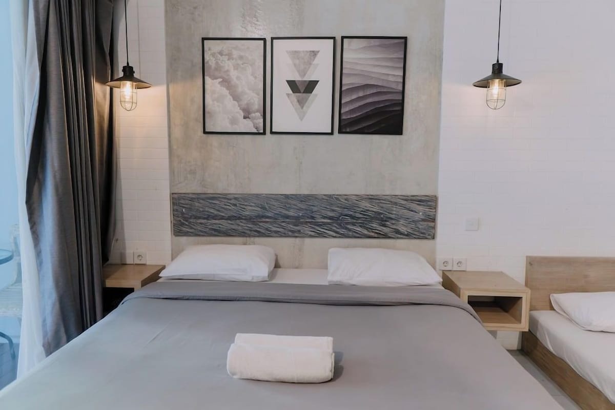 In-room safe, desk, free WiFi