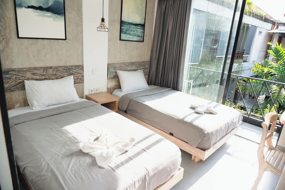 Rom – superior, bassengutsikt | Safe på rommet, skrivebord og wi-fi (inkludert)