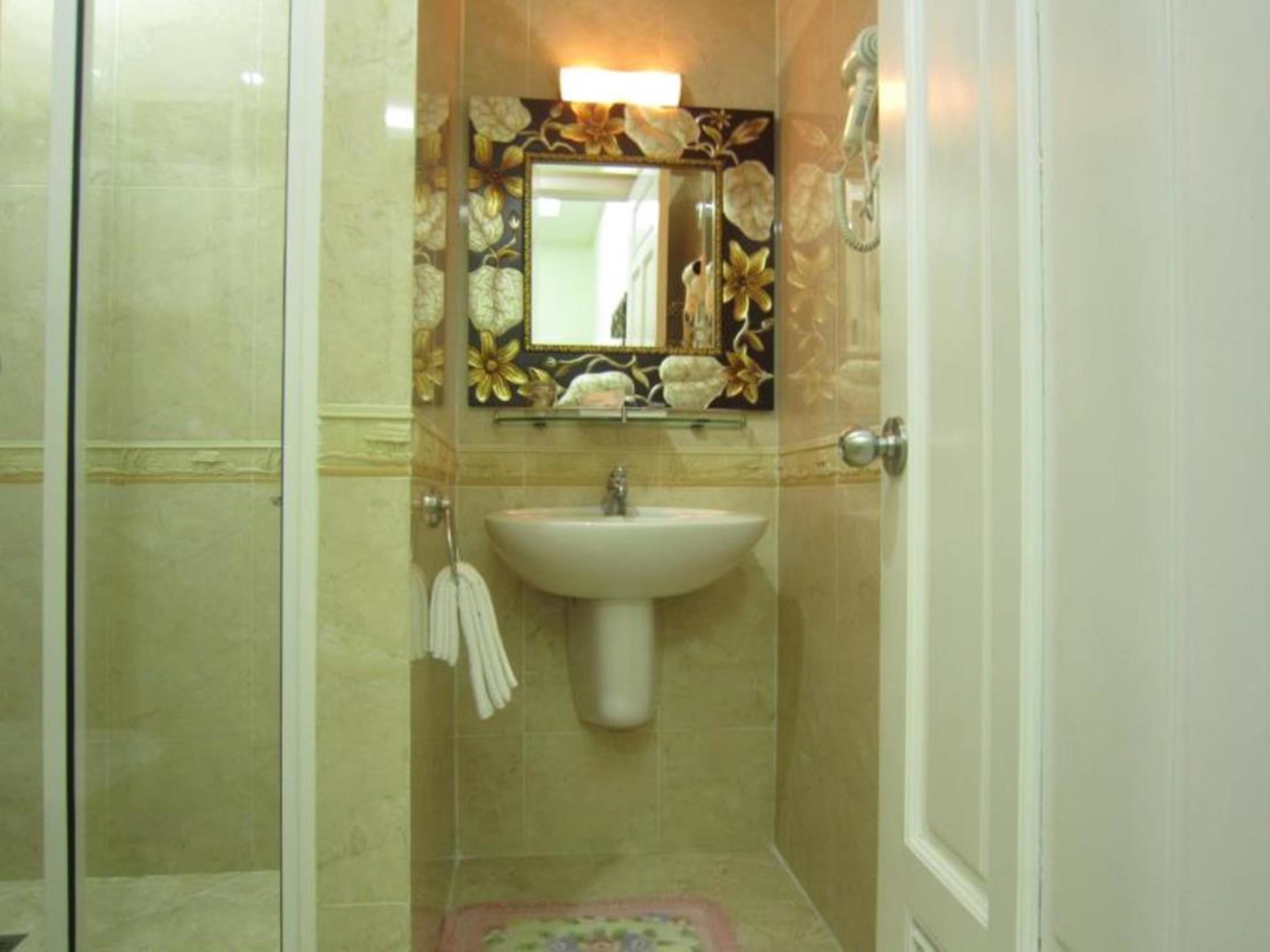 Superior Double Room Single Use | Bathroom | Shower, free toiletries, hair dryer, slippers