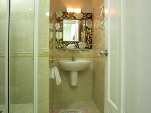 Habitación doble superior de uso individual | Baño | Regadera, amenidades de baño gratuitas, secadora de cabello, pantuflas