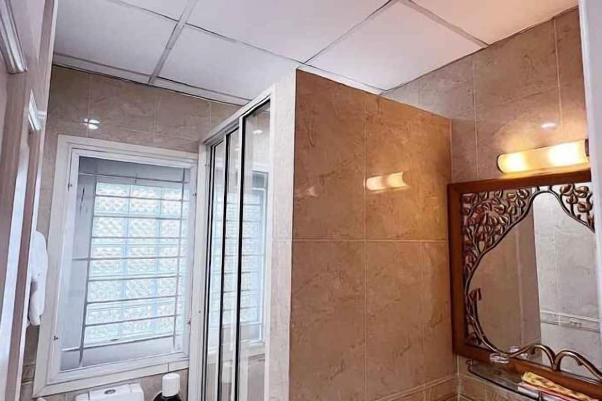 Shower, free toiletries, hair dryer, slippers