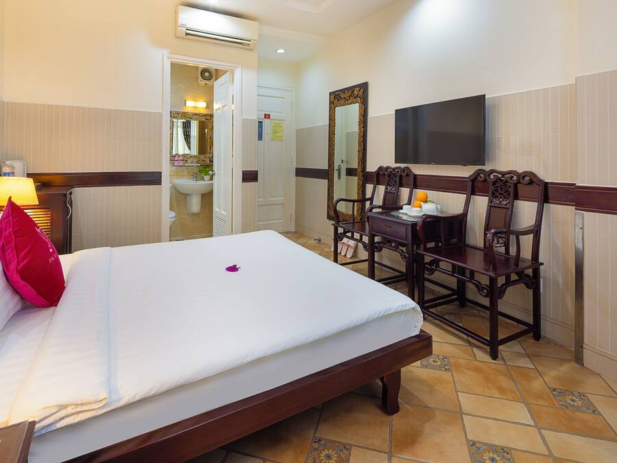 Premier Double Room Single Use | Desk, soundproofing, free WiFi
