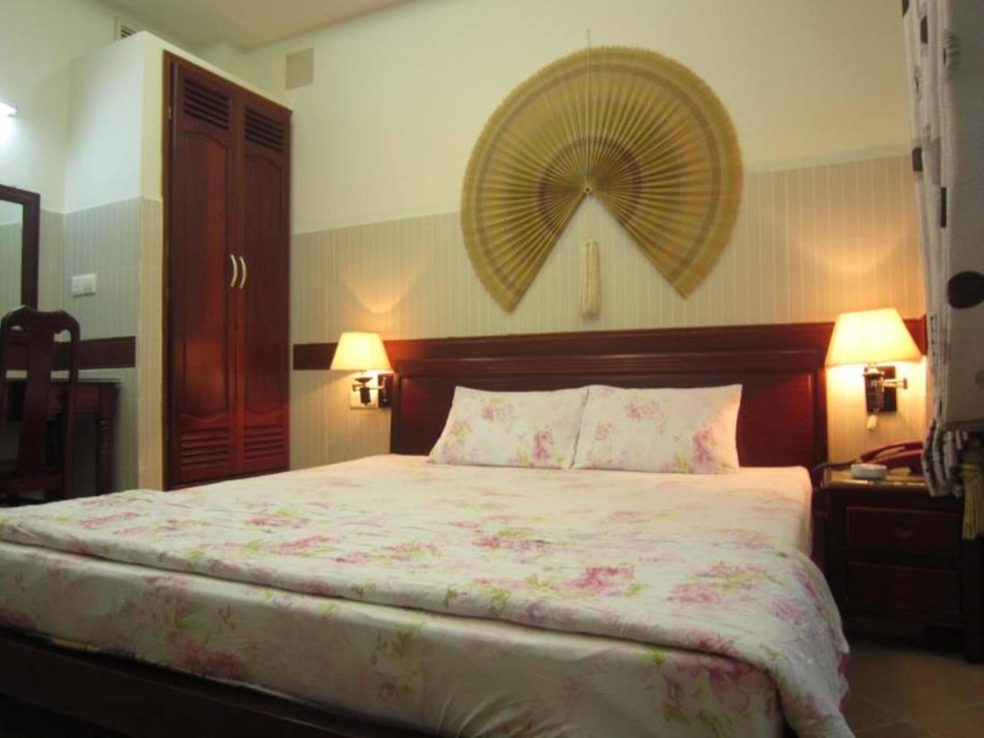 Superior Double Room Single Use | Desk, soundproofing, free WiFi