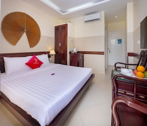 Desk, soundproofing, free WiFi - Pink Horizon Saigon Airport Hotel (Ho Chi Minh City)