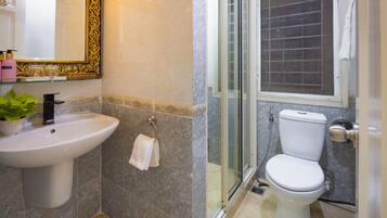 Luxury Double Room | Bathroom | Shower, free toiletries, hair dryer, slippers