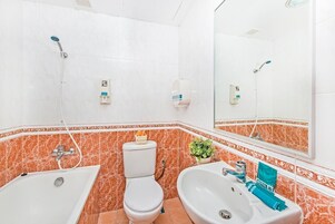Chuveiro, toalhas de banho