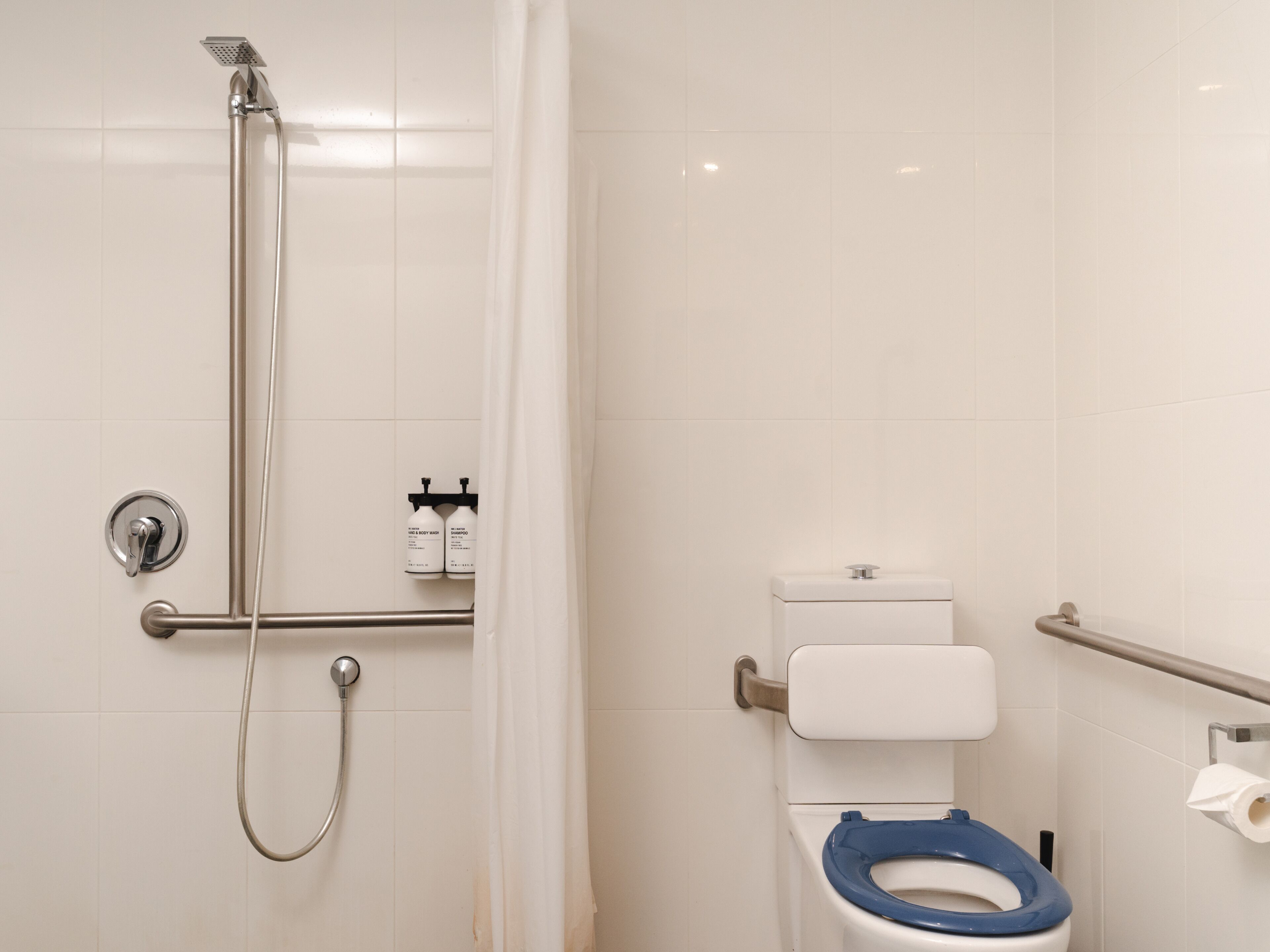 Un bagno con doccia, servizi igienici e asciugamano ad aria.