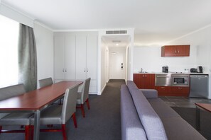 One Bedroom Apartment | Premium bedding, blackout drapes, iron/ironing board, cribs/infant beds - Abode Narrabundah (Canberra)