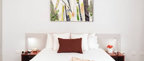 スタンダード スタジオ | 高級寝具、遮光カーテン、アイロン / アイロン台、ベビーベッド