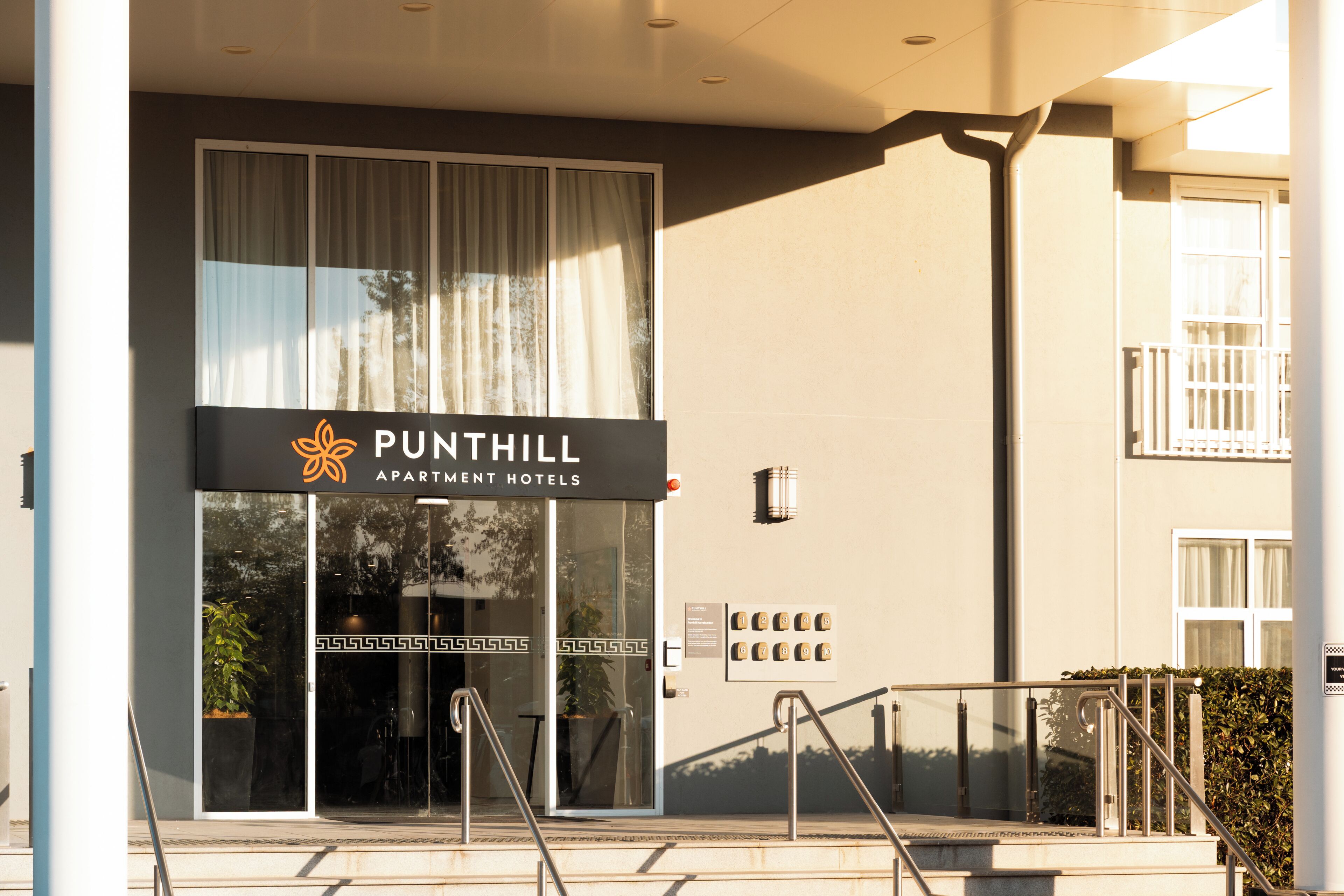 La façade d’un immeuble sur laquelle on peut lire l’inscription « PUNTHILL APARTMENT HOTELS ».