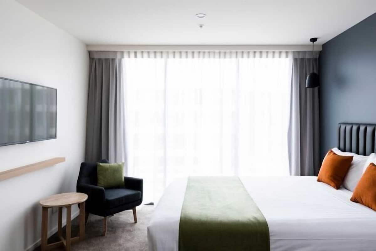 1 bedroom, premium bedding, desk, laptop workspace