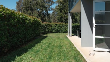 Studio Apartment with Courtyard | Terrace/patio