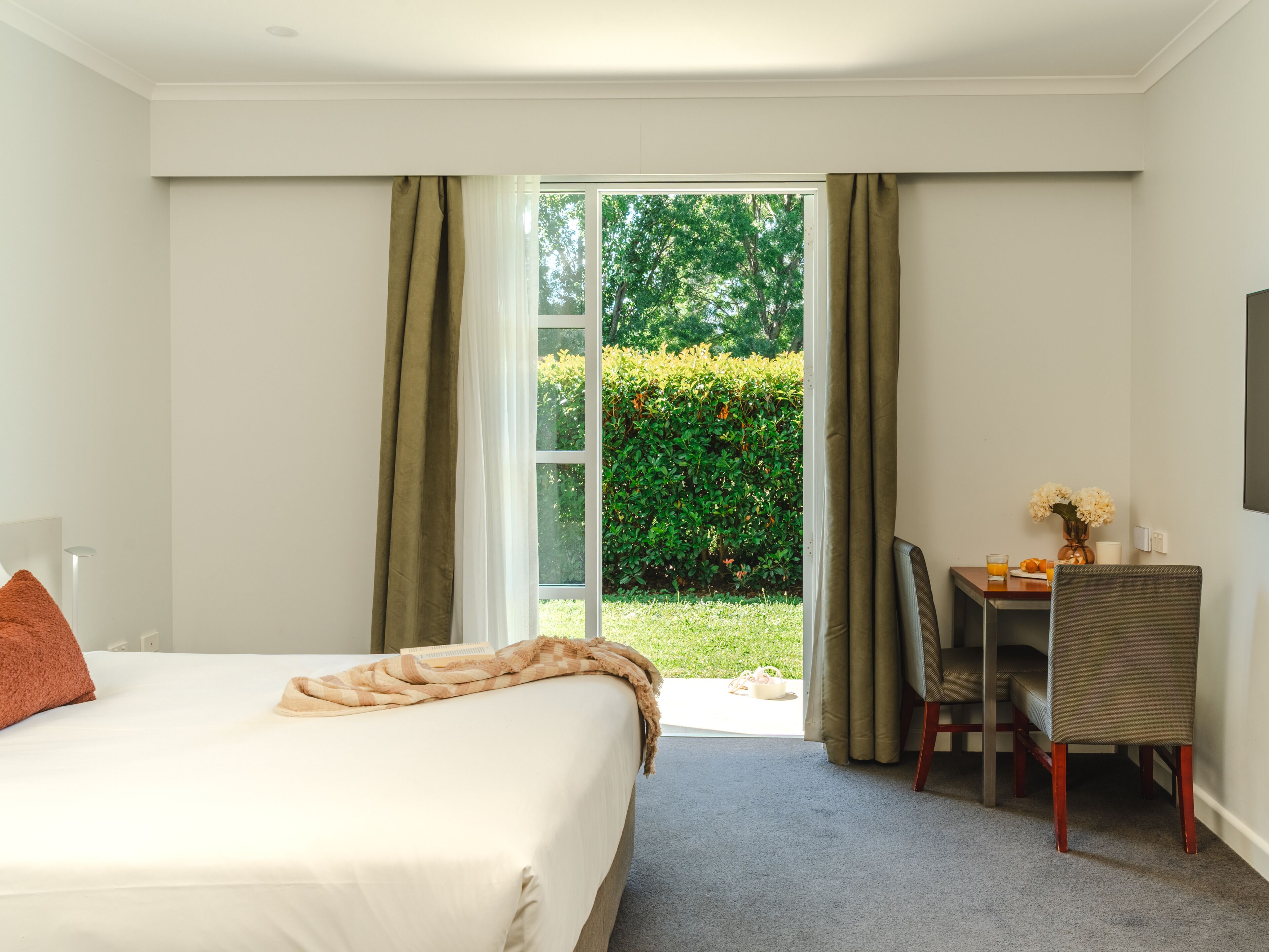 Studio Apartment with Courtyard