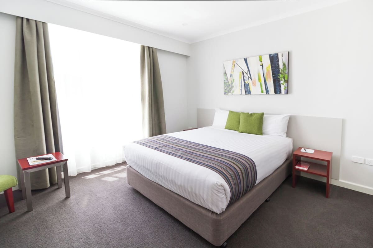 1 bedroom, premium bedding, desk, laptop workspace