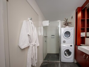 Apartment, 1 Schlafzimmer | Badezimmer | Dusche, Regendusche, Designer-Toilettenartikel, Haartrockner