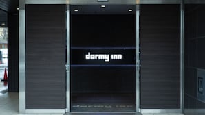 Een moderne gevel met een opvallend 'darmy inn' bord.