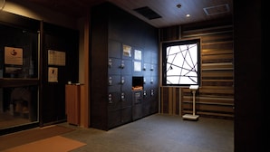 Een kamer met een groot raam, een wandklemkast en een weegschaal.