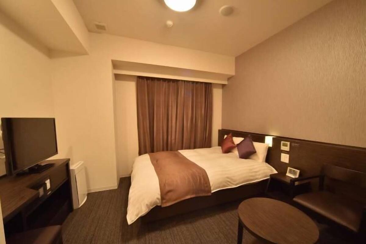 In-room safe, desk, laptop workspace, blackout curtains