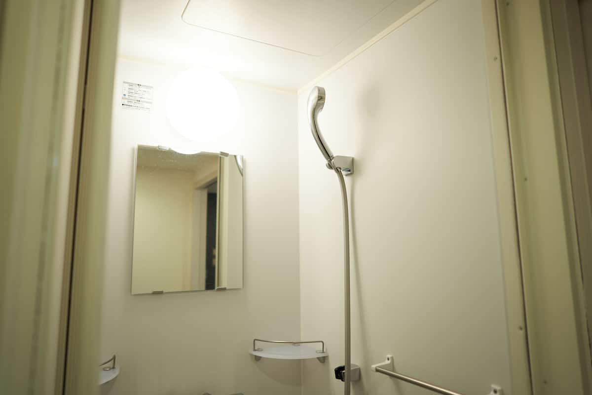 Douche, douche hydromassante, chaussons, bidet