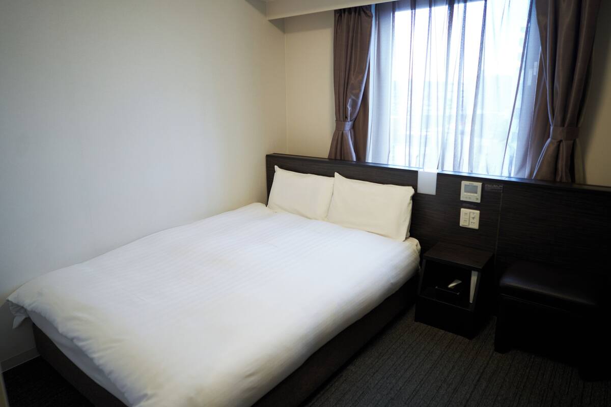 Premium bedding, in-room safe, desk, laptop workspace