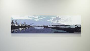 Una pintura de un puente sobre el agua, con estructuras industriales a la izquierda.