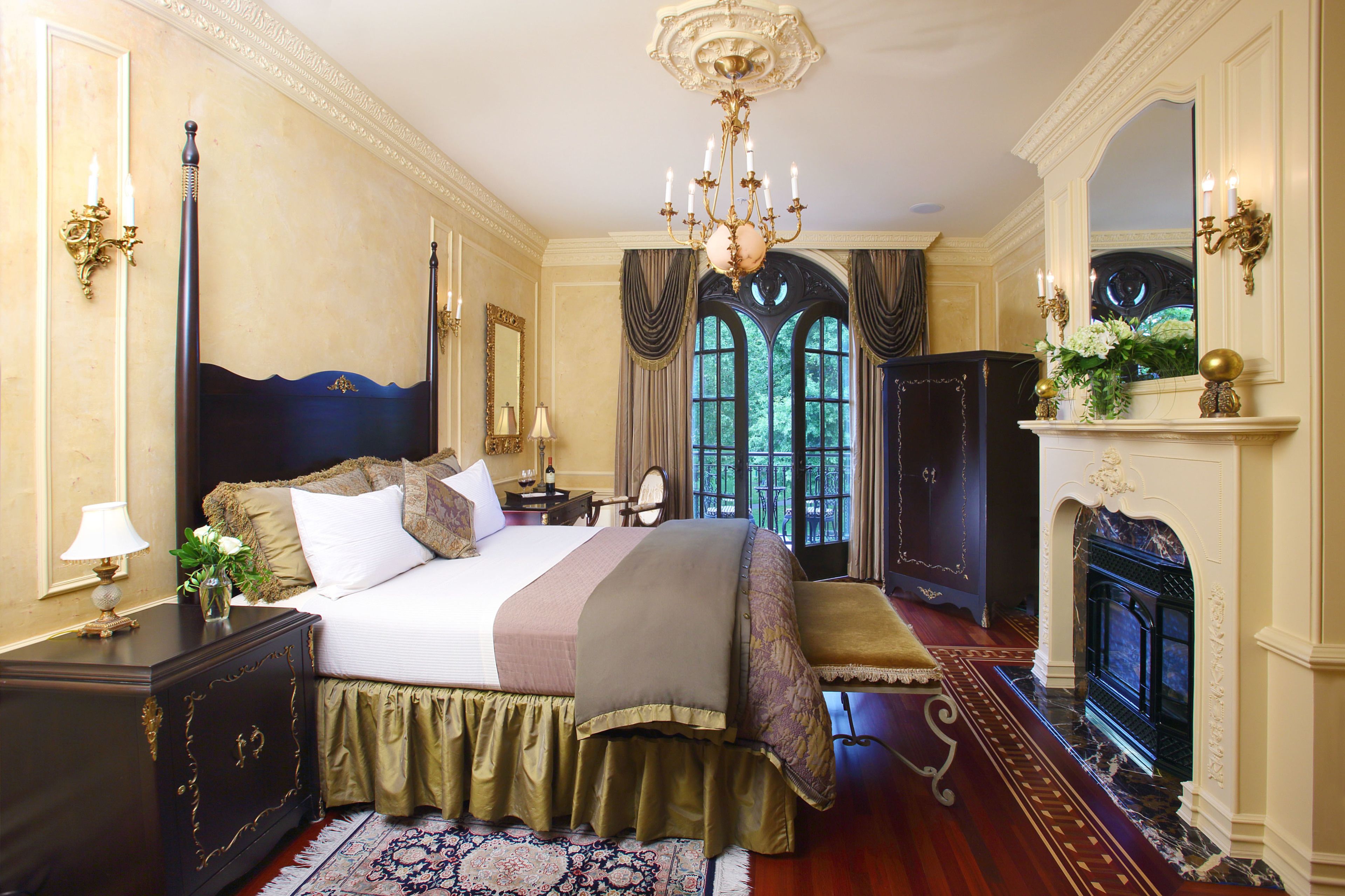 luxury suite, balcony | premium bedding, desk, iron/ironing board, free wifi