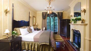 Luxe suite, balkon | Luxe beddengoed, een bureau, een strijkplank/strijkijzer, gratis wifi