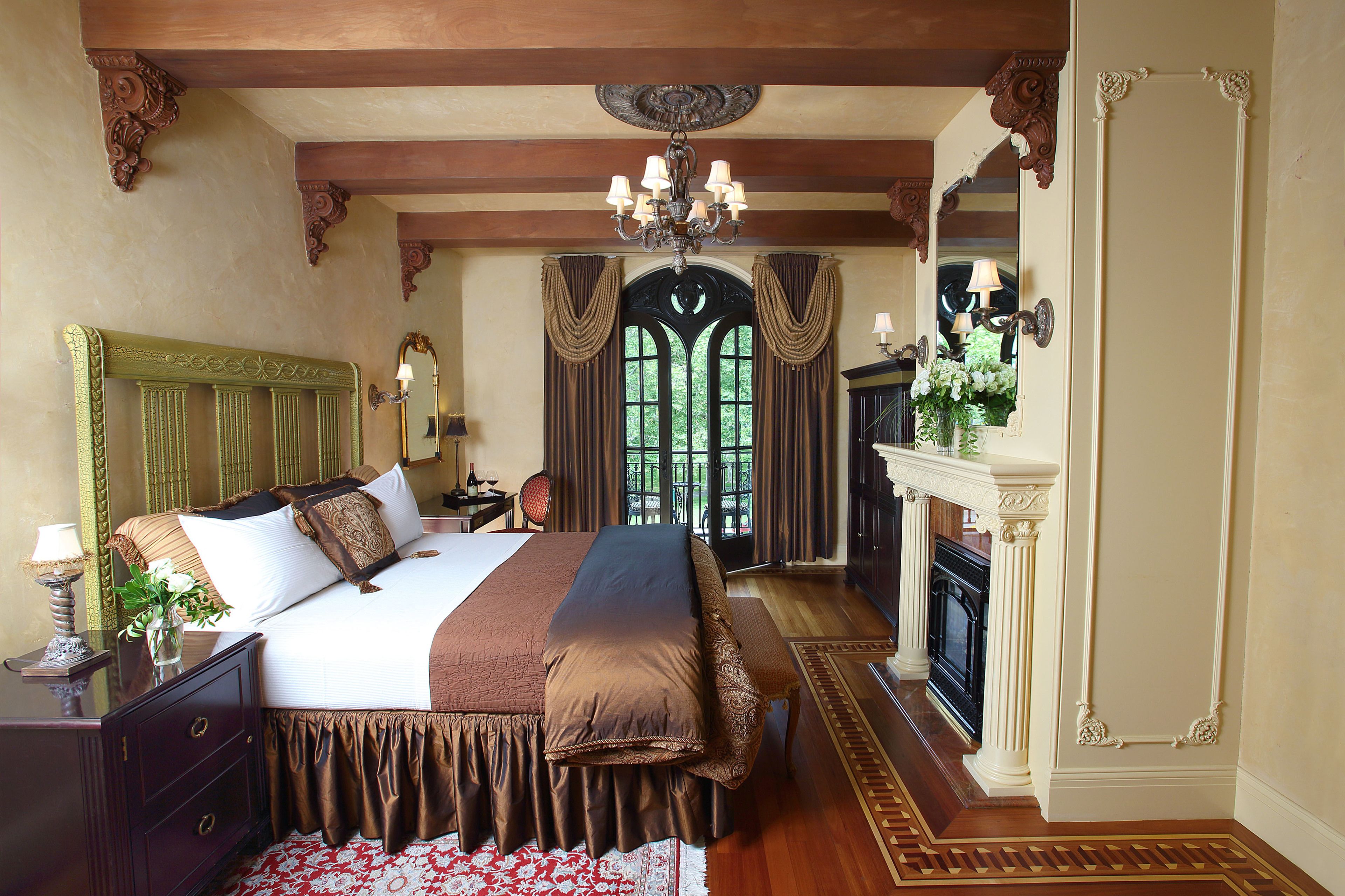 luxury suite, balcony | premium bedding, desk, iron/ironing board, free wifi