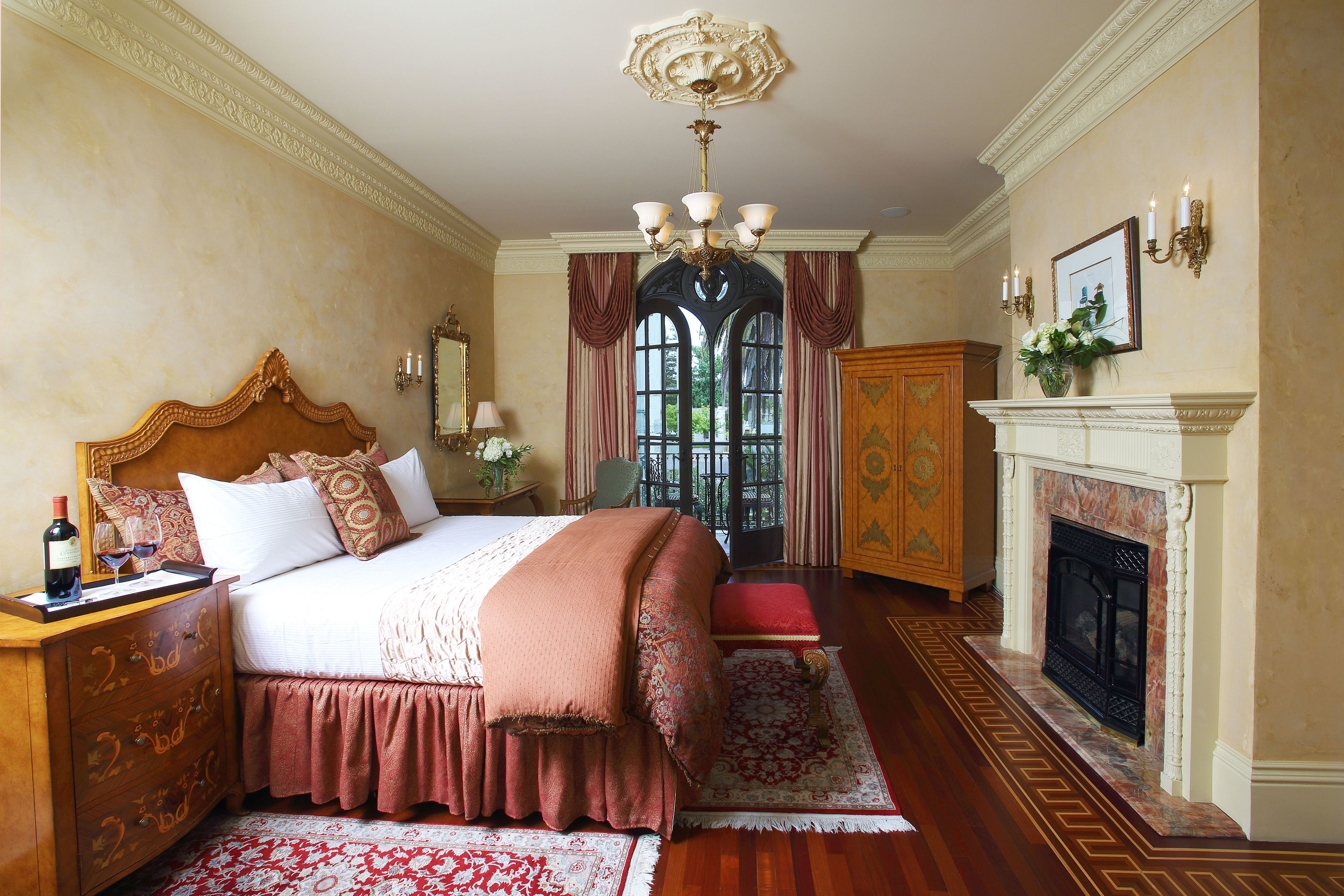 luxury suite, balcony | premium bedding, desk, iron/ironing board, free wifi