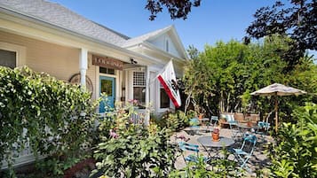 Vista frontal de la propiedad