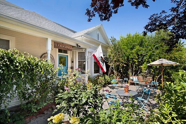 Front of property - An Inn 2 Remember (Sonoma)