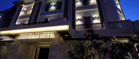 Fachada da propriedade à noite