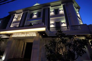 Front of property – evening/night - Arunreas Hotel (Phnom Penh)