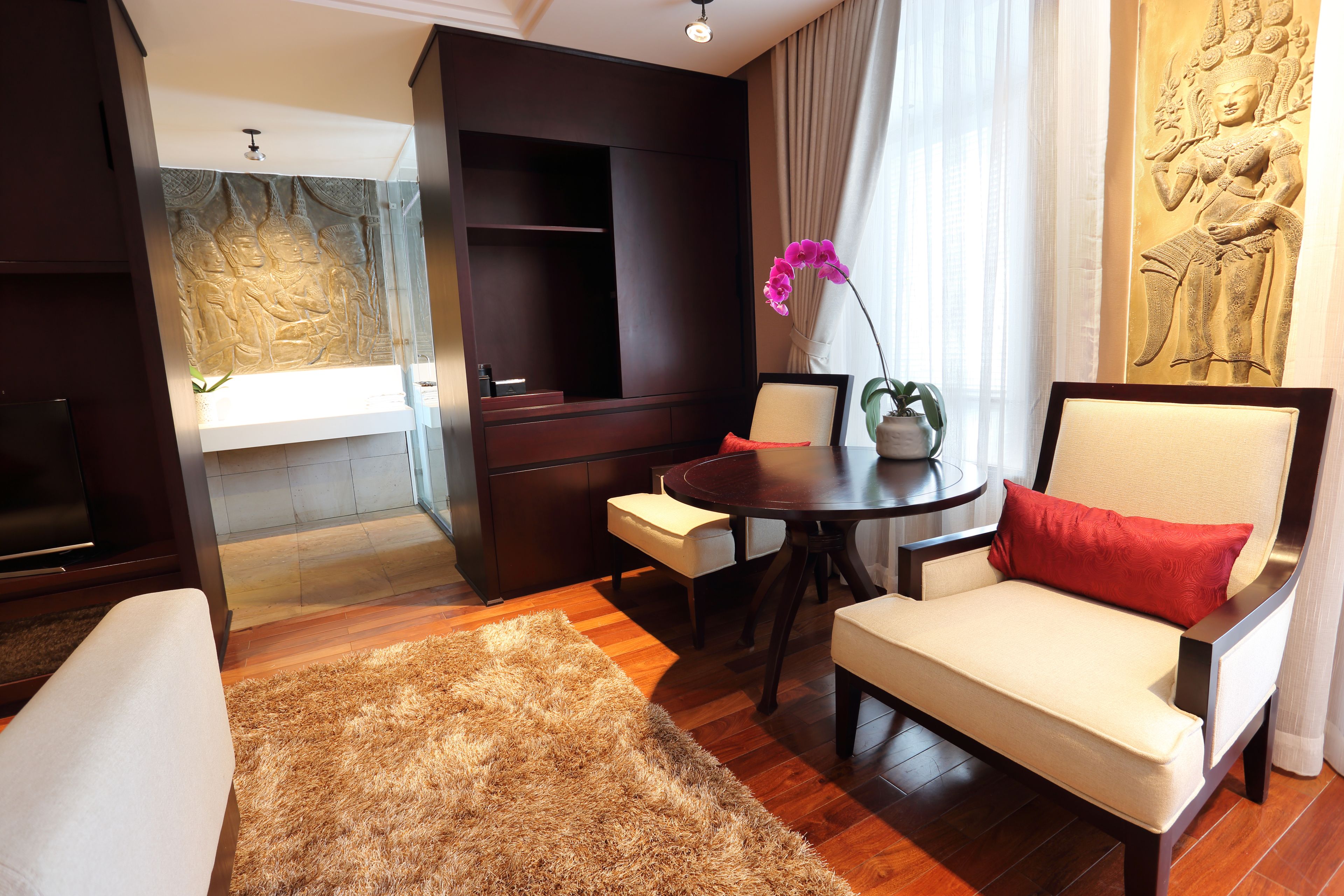 city grande | living area | 42-inch flat-screen tv with cable channels, tv, dvd player