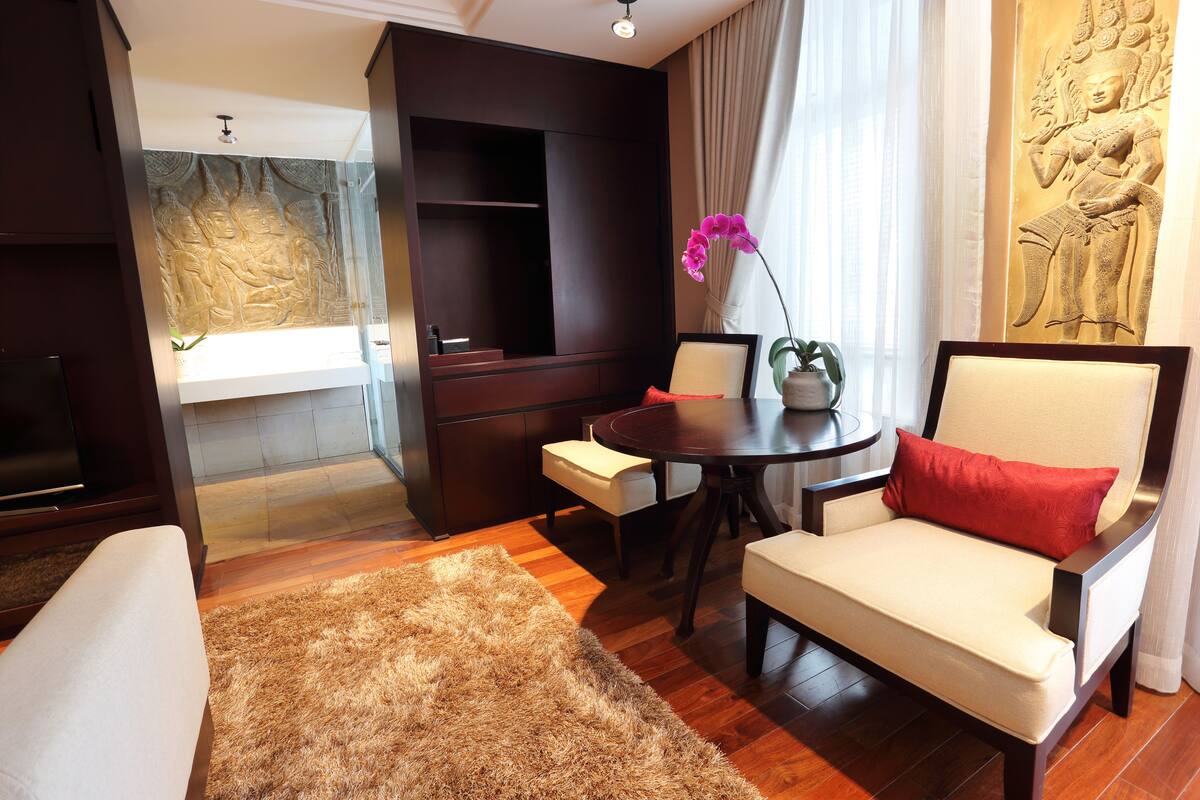 city grande | living area | 42-inch flat-screen tv with cable channels, tv, dvd player