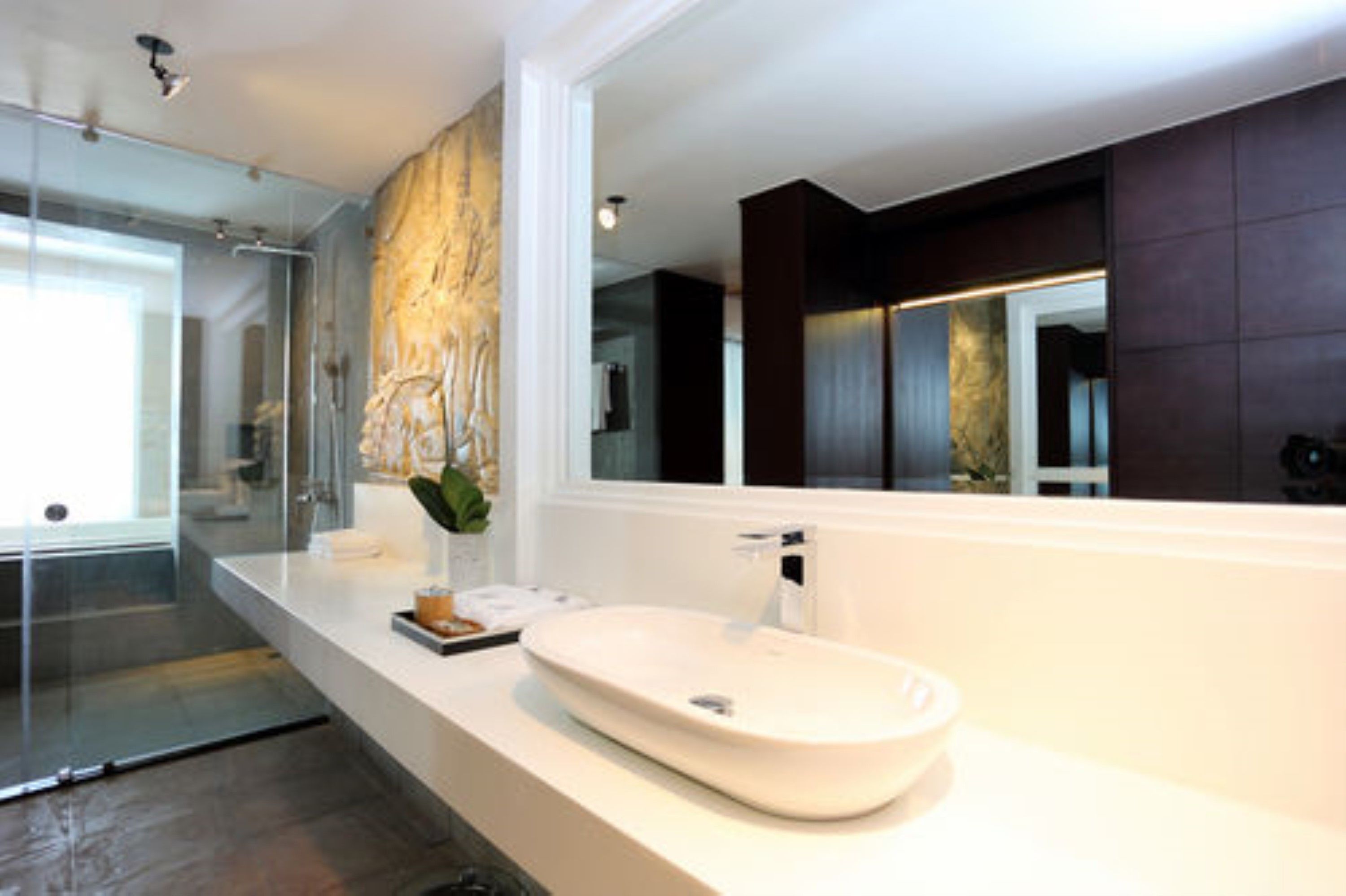 arunreas majestic | bathroom | free toiletries, hair dryer, dressing gowns, slippers