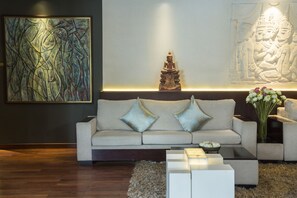 Lobby sitting area - Arunreas Hotel (Phnom Penh)