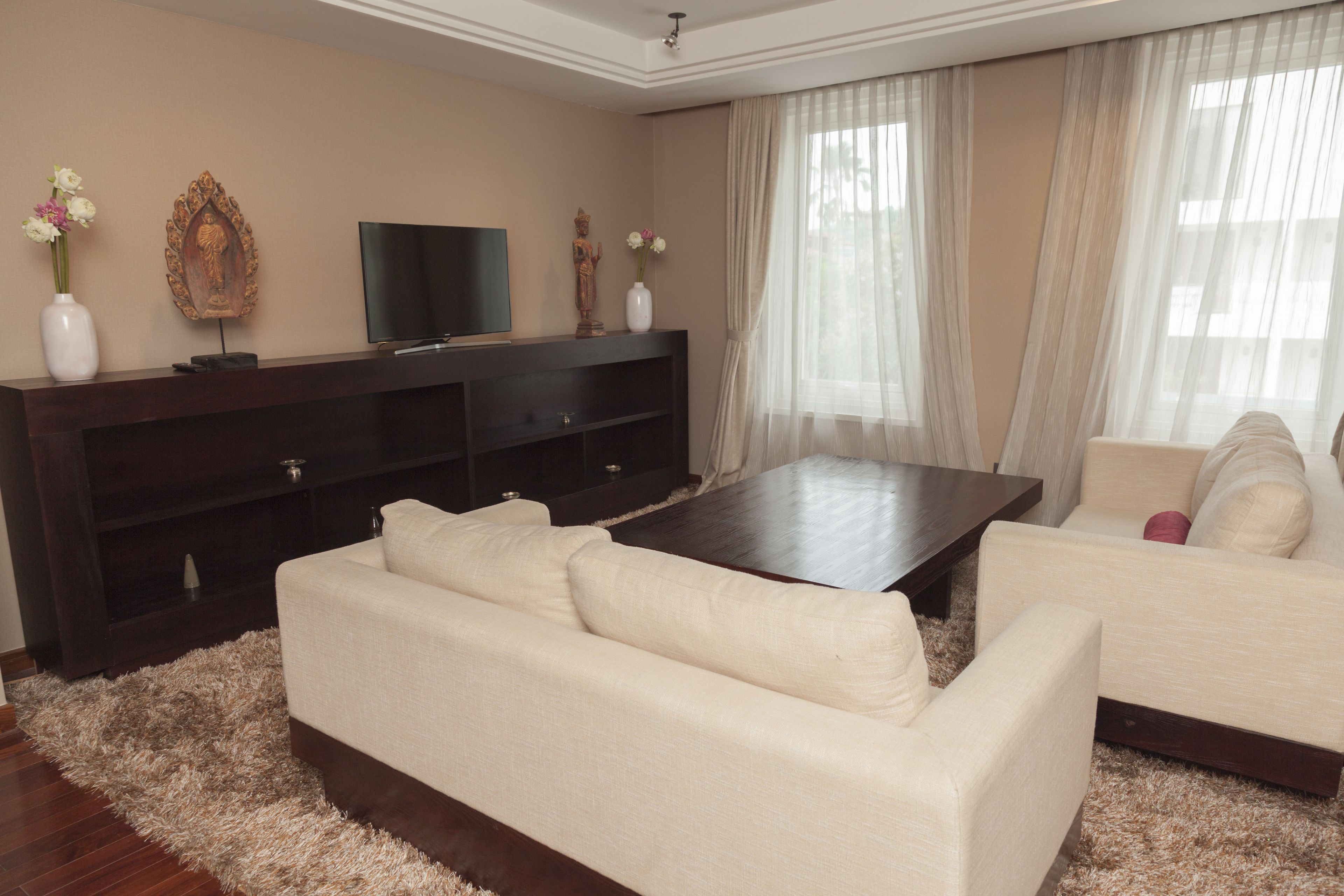 arunreas majestic | living room | 42-inch flat-screen tv with cable channels, tv, dvd player