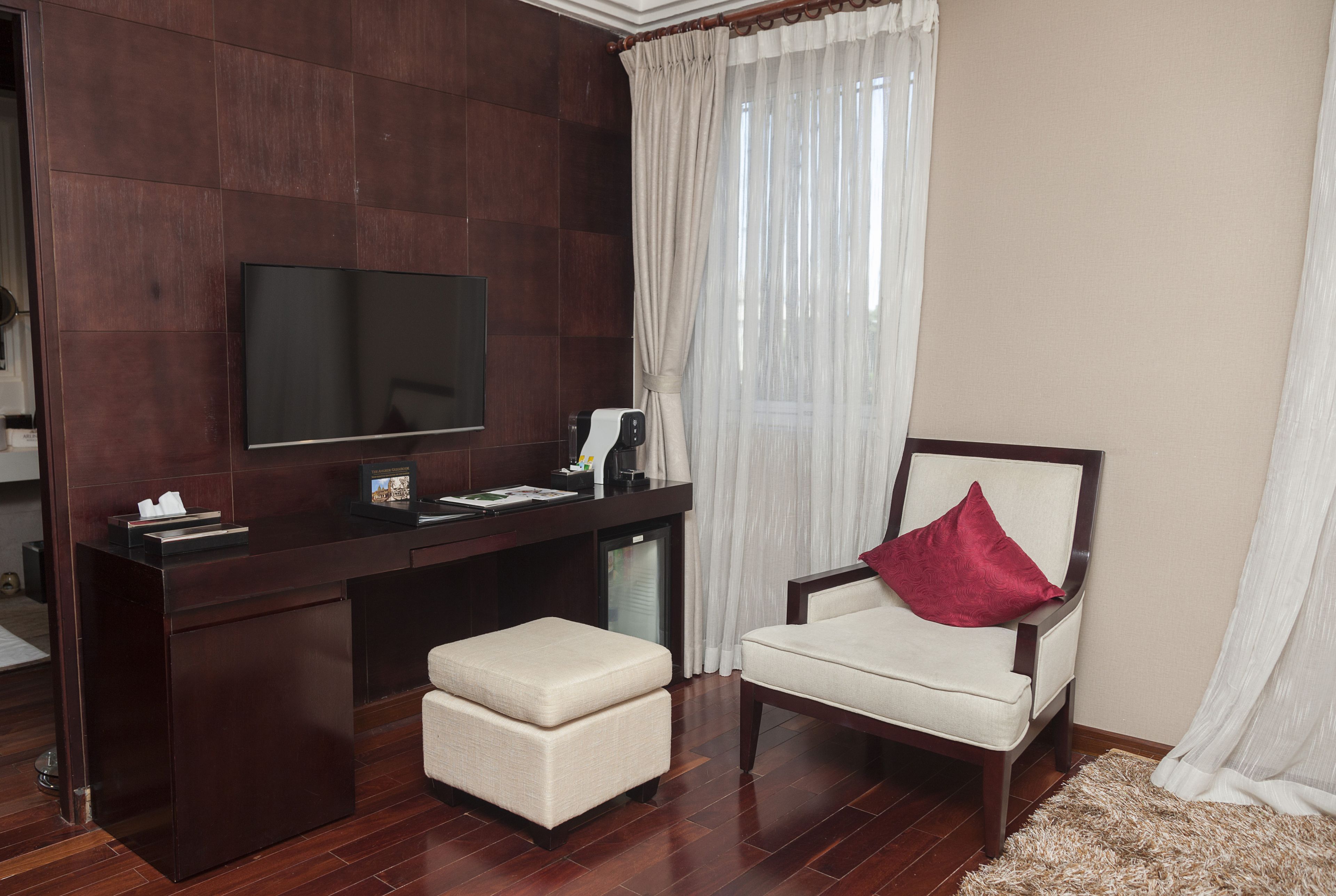 city petite | premium bedding, free minibar, in-room safe, soundproofing